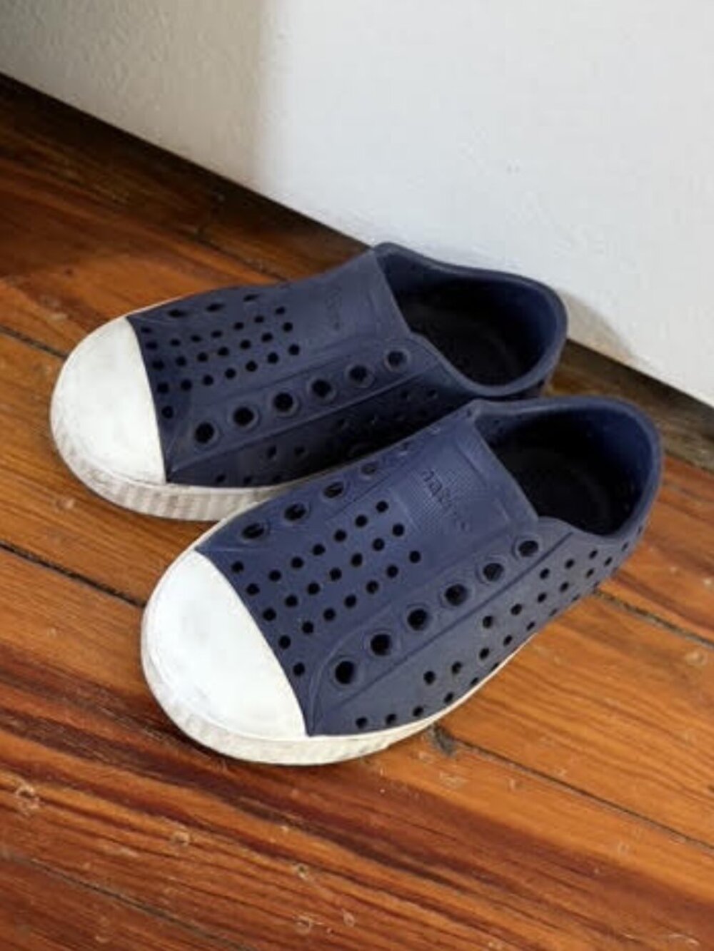 Native Kids Slip-On Water Shoes in Navy Blue and White size Children’s 6 c